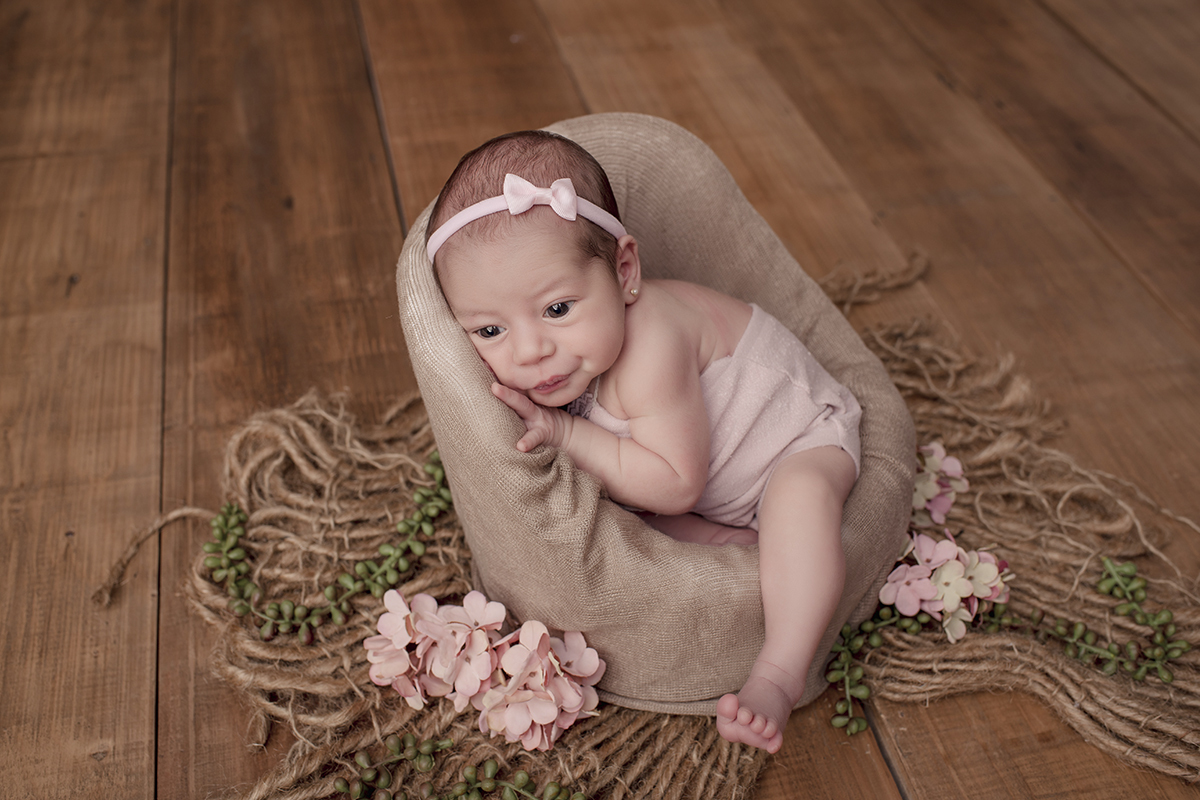 Foto newborn em caxias do sul fotografa morgana perini bebe de bruços cadeirinha flores