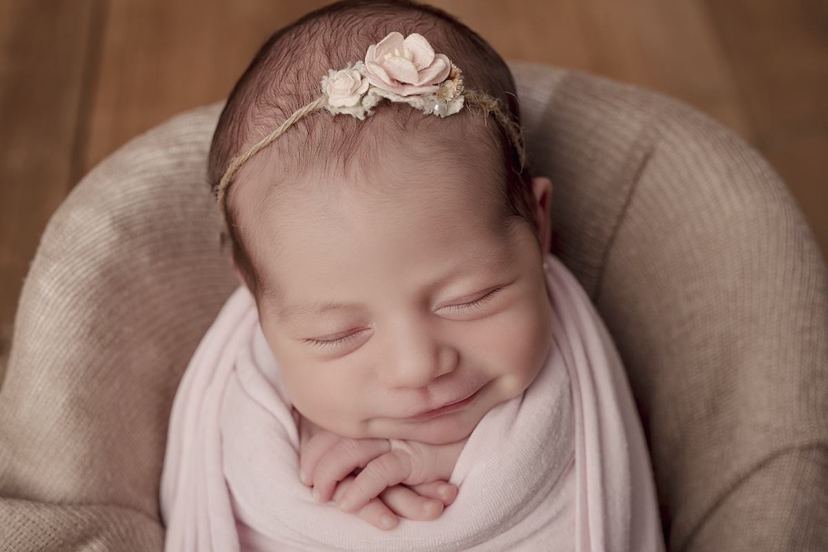 Foto newborn em caxias do sul fotografa morgana perini bebe sorrindo de cantinho