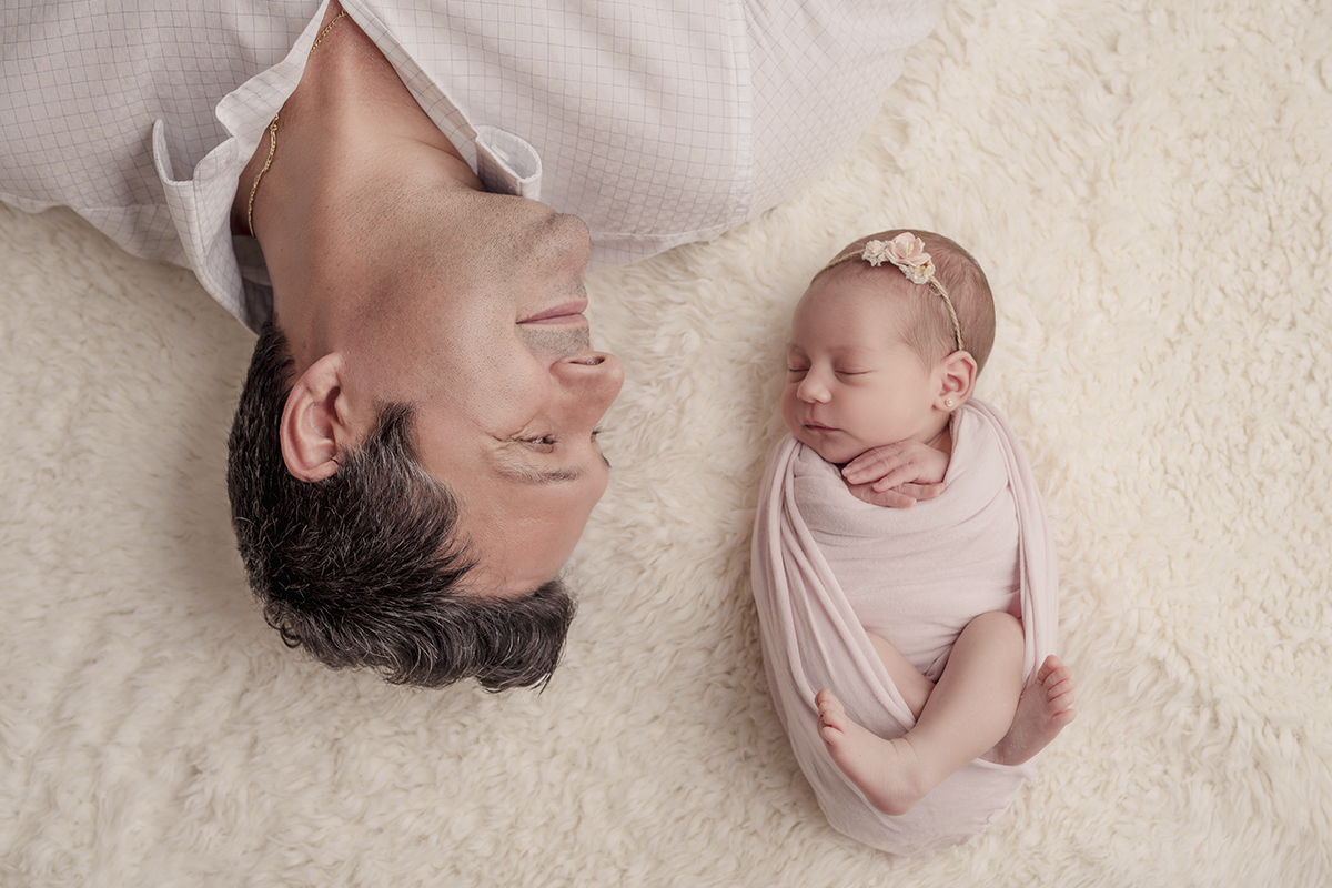 Foto newborn em caxias do sul fotografa morgana perini pai olhando bebe sorrindo