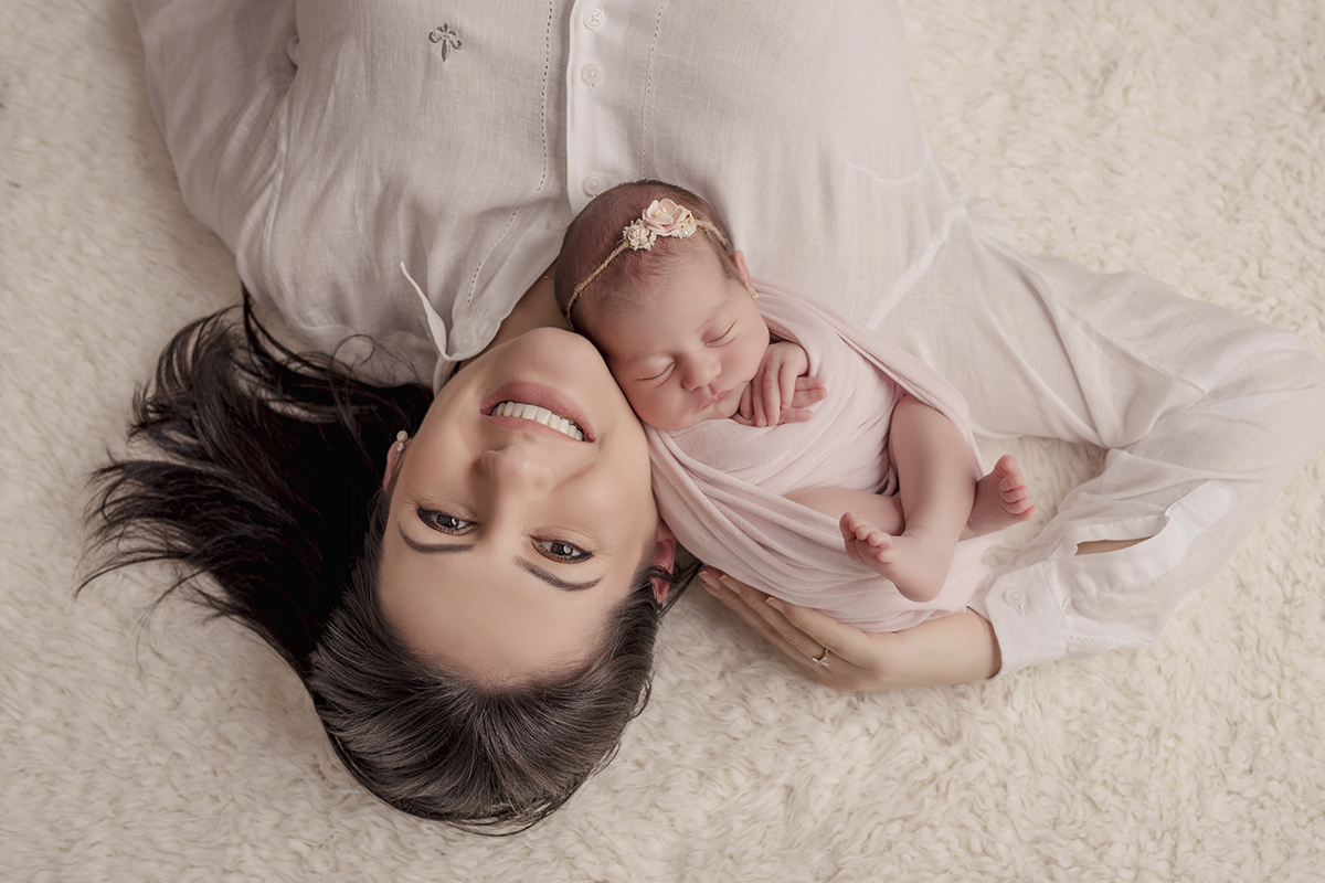 Foto newborn em caxias do sul fotografa morgana perini mae abraçando bebe sorrindo