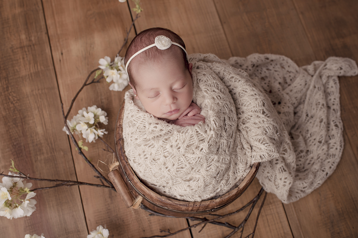 Foto newborn em caxias do sul fotografa morgana perini bebe enroladinha flores