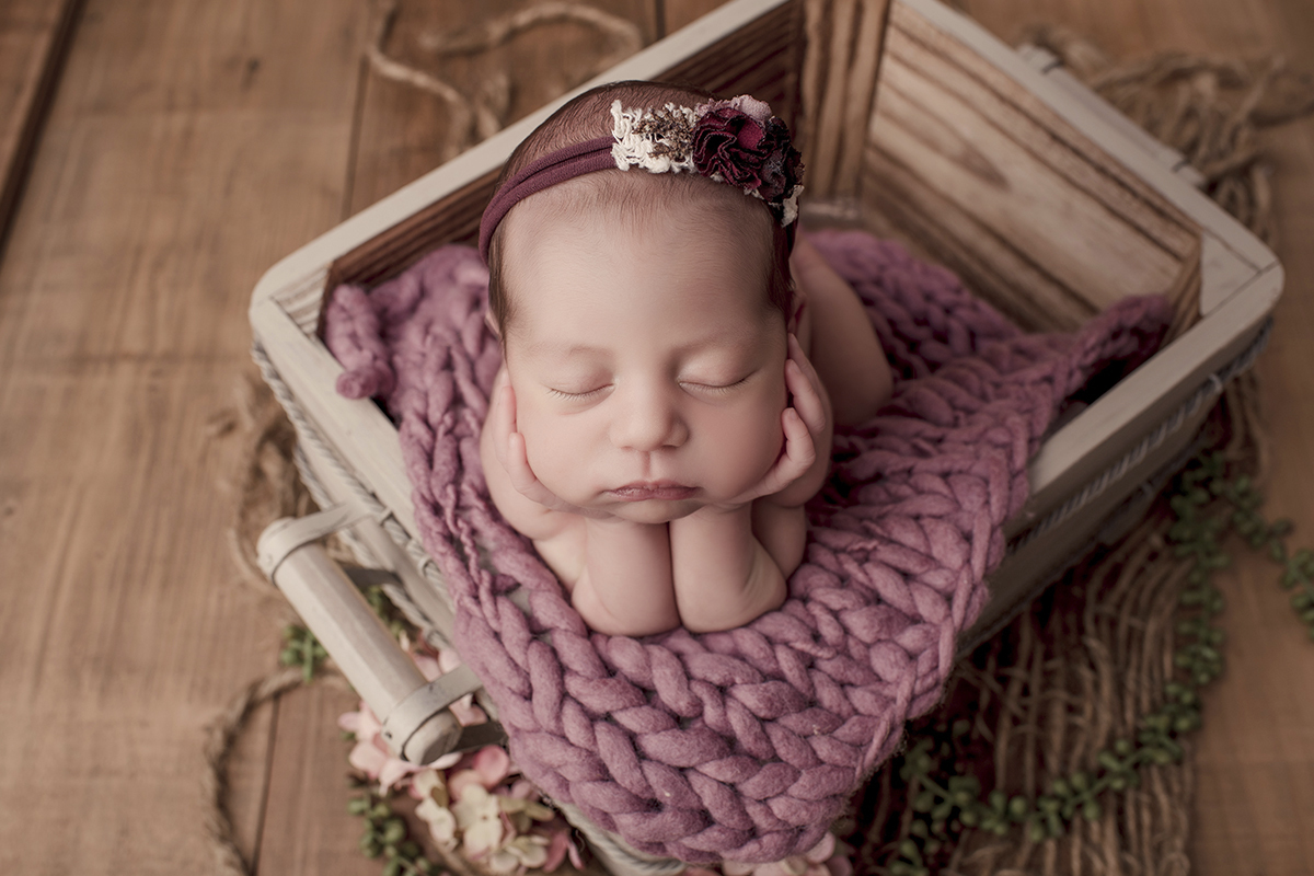 Foto newborn em caxias do sul fotografa morgana perini bebe segurando queixo sapinho