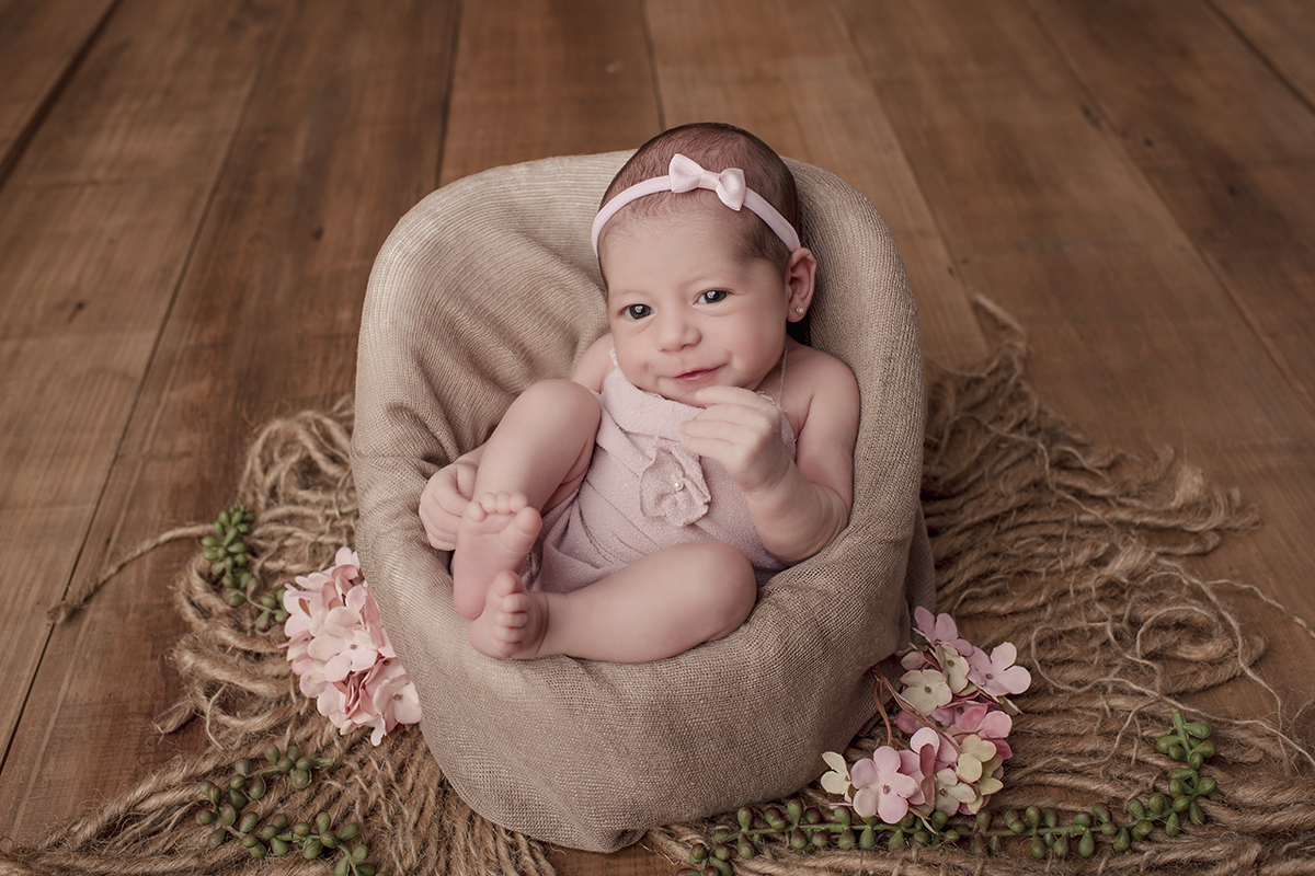 Foto newborn em caxias do sul fotografa morgana perini bebe com sorrizinho flores rosas