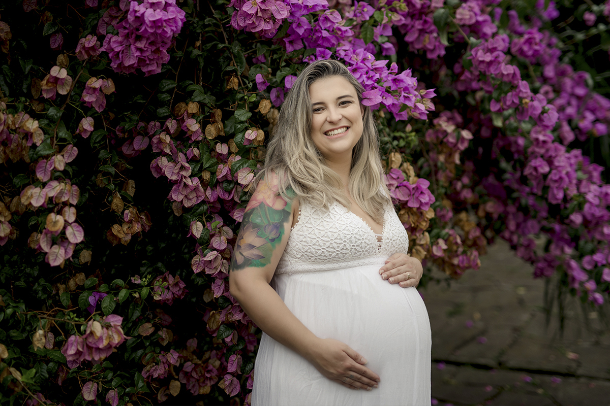 Foto de gestante em caxias do sul fotografa morgana perini vestido branco flores tatoo