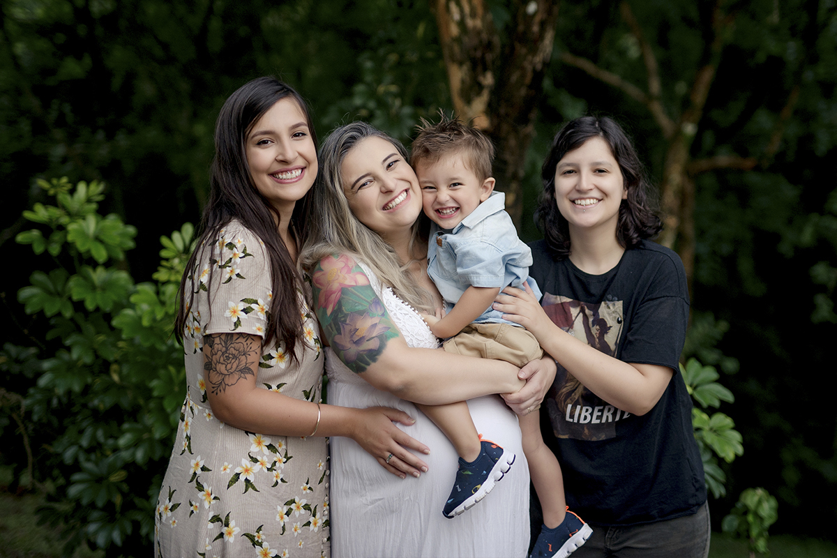 Foto de gestante em caxias do sul fotografa morgana perini meninas e menino arvore verde