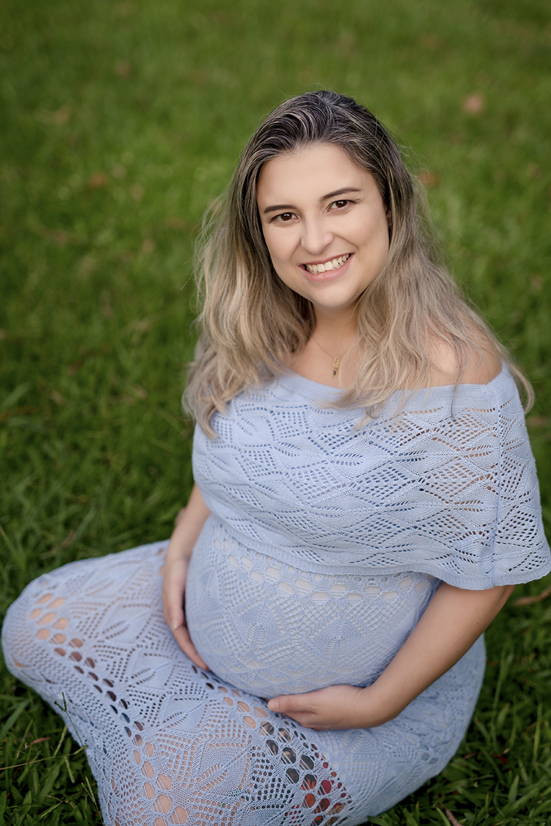 Foto de gestante em caxias do sul fotografa morgana perini vestido azul grama verde sorriso loira