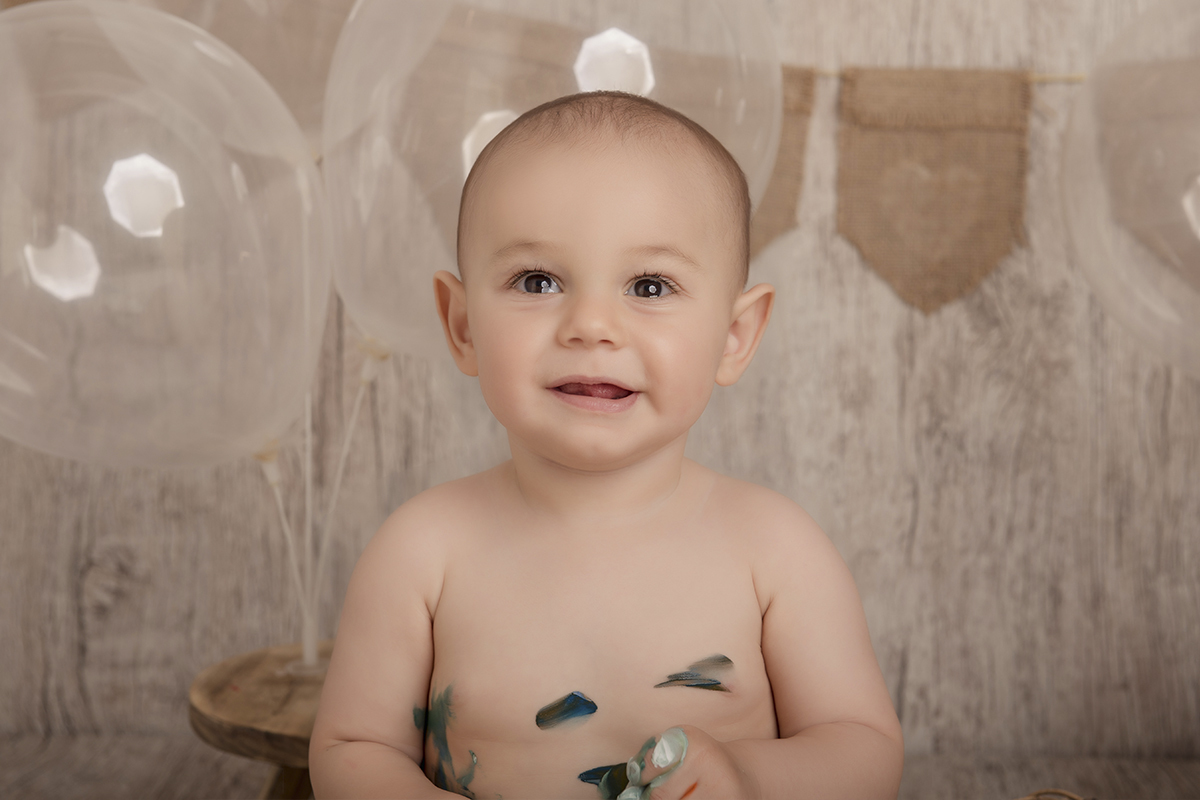 Foto de smash em caxias do sul fotografa morgana perini bebe sorrindo baloes marrom