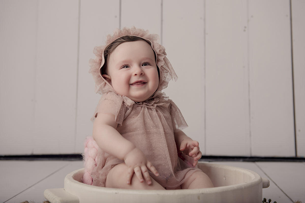Foto de bebe em caxias do sul fotografa morgana perini bebe sorrindo roupa rosa antigo