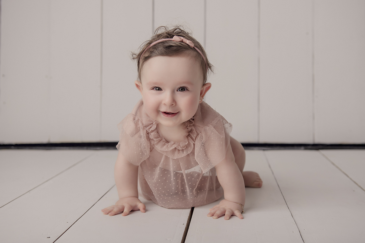 Foto de bebe em caxias do sul fotografa morgana perini bebe gatinhando menina vestido rosa antigo