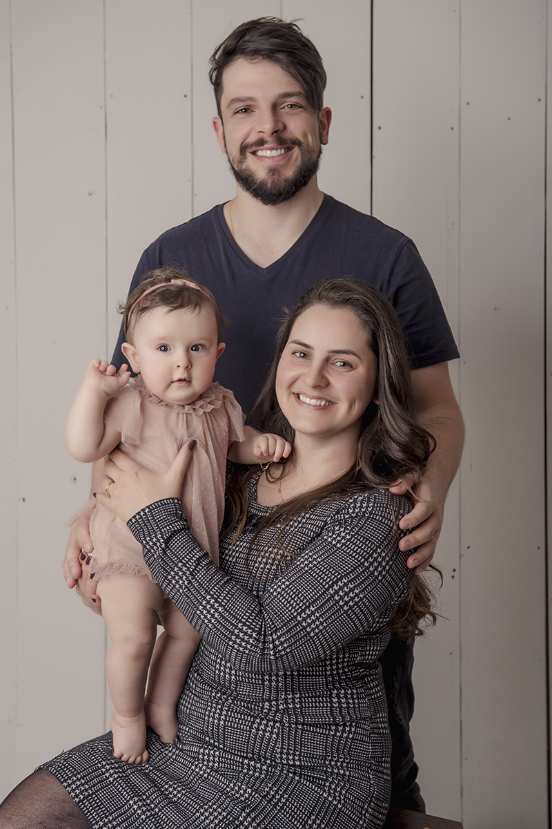 Foto de bebe em caxias do sul fotografa morgana perini pais com filha sentados 