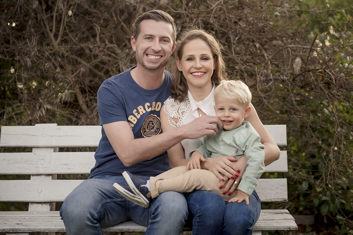 Foto de bebe em caxias do sul fotografa morgana perini familia banco branco loiros