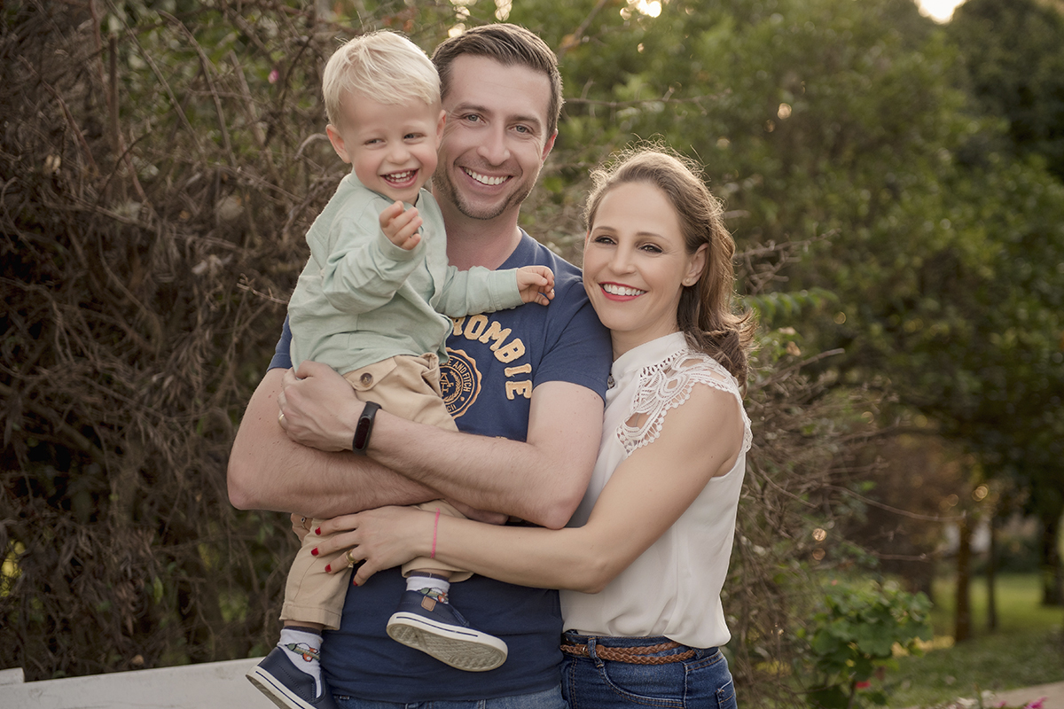 Foto de bebe em caxias do sul fotografa morgana perini bebe colo pai arvores