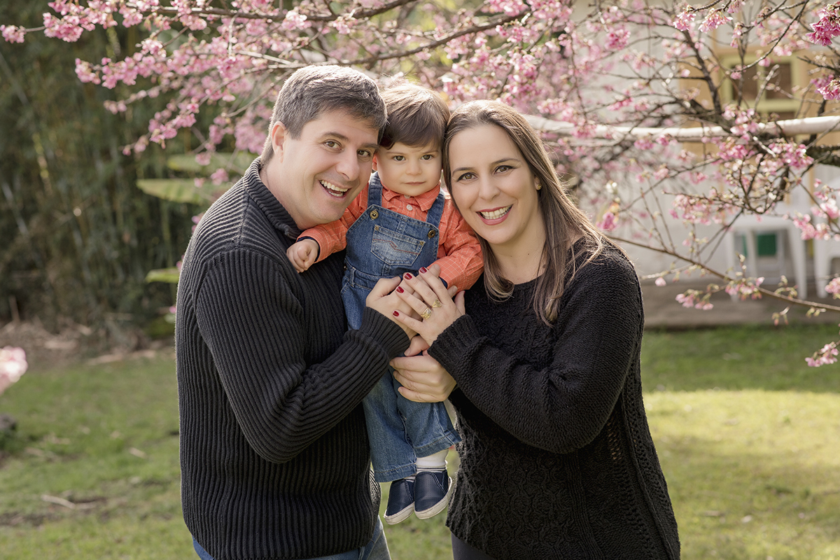 Foto de bebe em caxias do sul fotografa morgana perini familia com bebe abraçados pais roupa preta