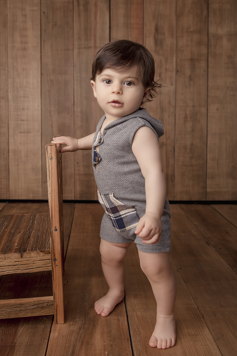 Foto de bebe em caxias do sul fotografa morgana perini macacao curso cinza cadeira