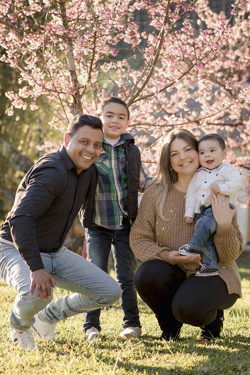 Foto de bebe em caxias do sul fotografa morgana perini familia embaixo de arvore colorida