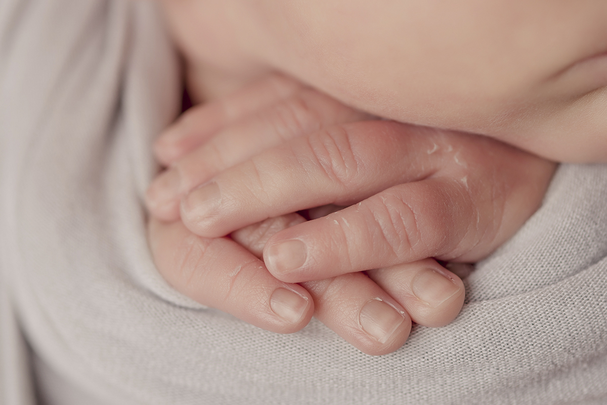 Foto newborn em caxias do sul fotografa morgana perini maos de bebe