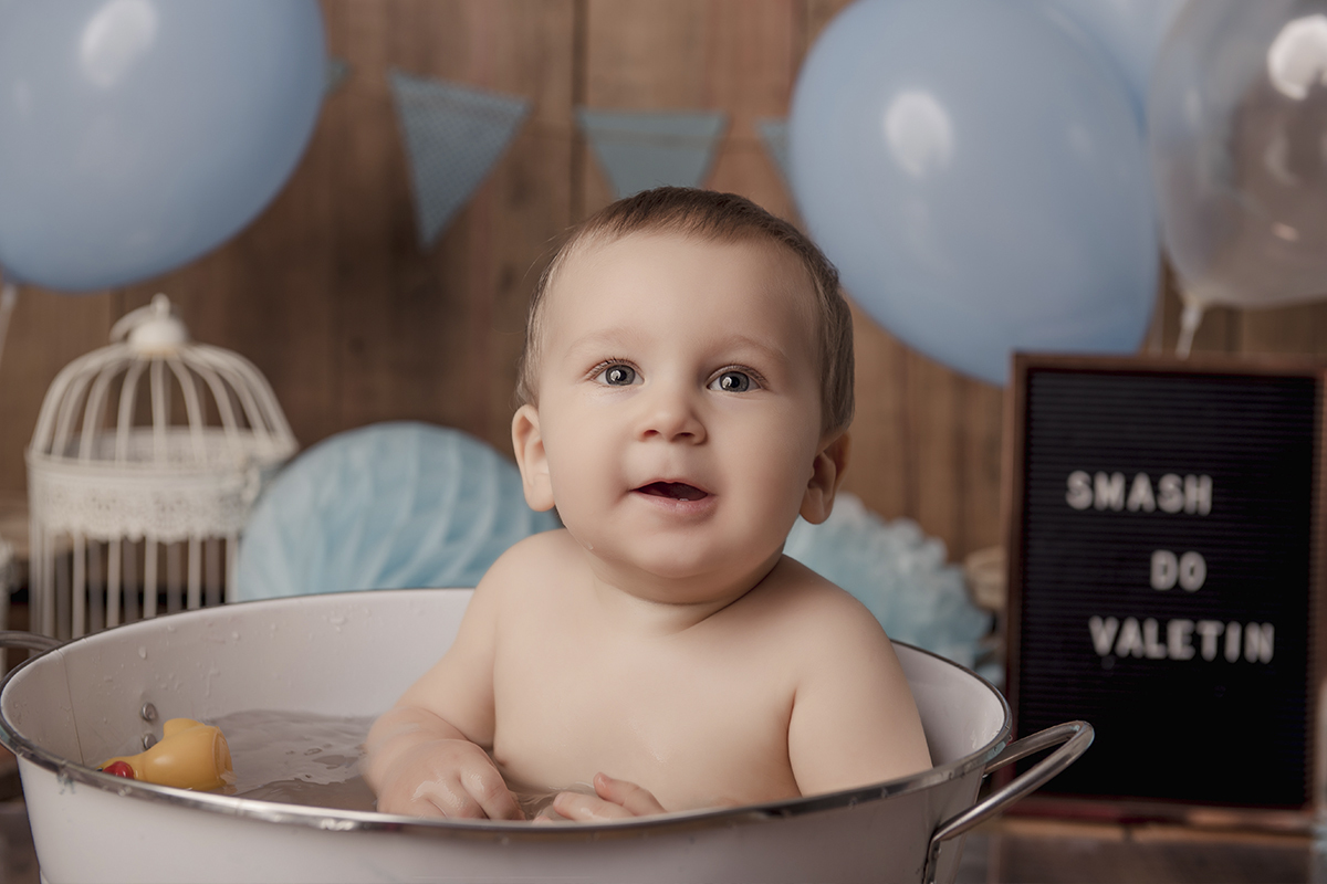Foto de bebe em caxias do sul fotografa morgana perini bebe tomando banho banheira patinho