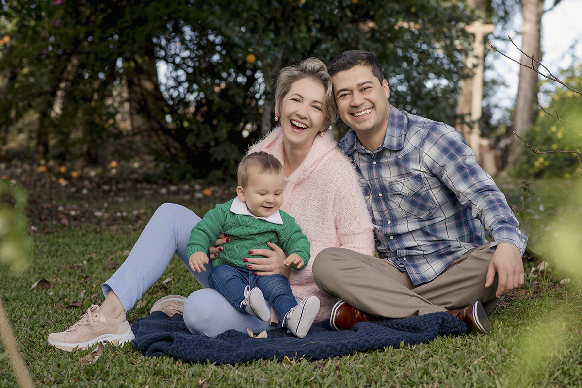 Foto de bebe em caxias do sul fotografa morgana perini familia sentada grama sorrindo