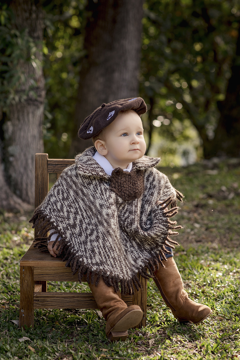 Foto de bebe em caxias do sul fotografa morgana perini bebe sentado cadeira pala e boena