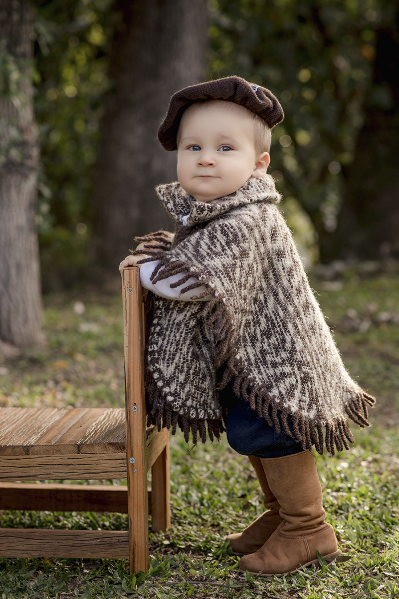 Foto de bebe em caxias do sul fotografa morgana perini bebe se segurando cadeira gauchinho