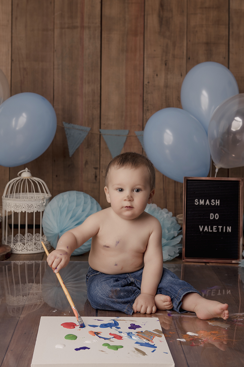 Foto de bebe em caxias do sul fotografa morgana perini bebe cm pincel pintando tintas coloridas