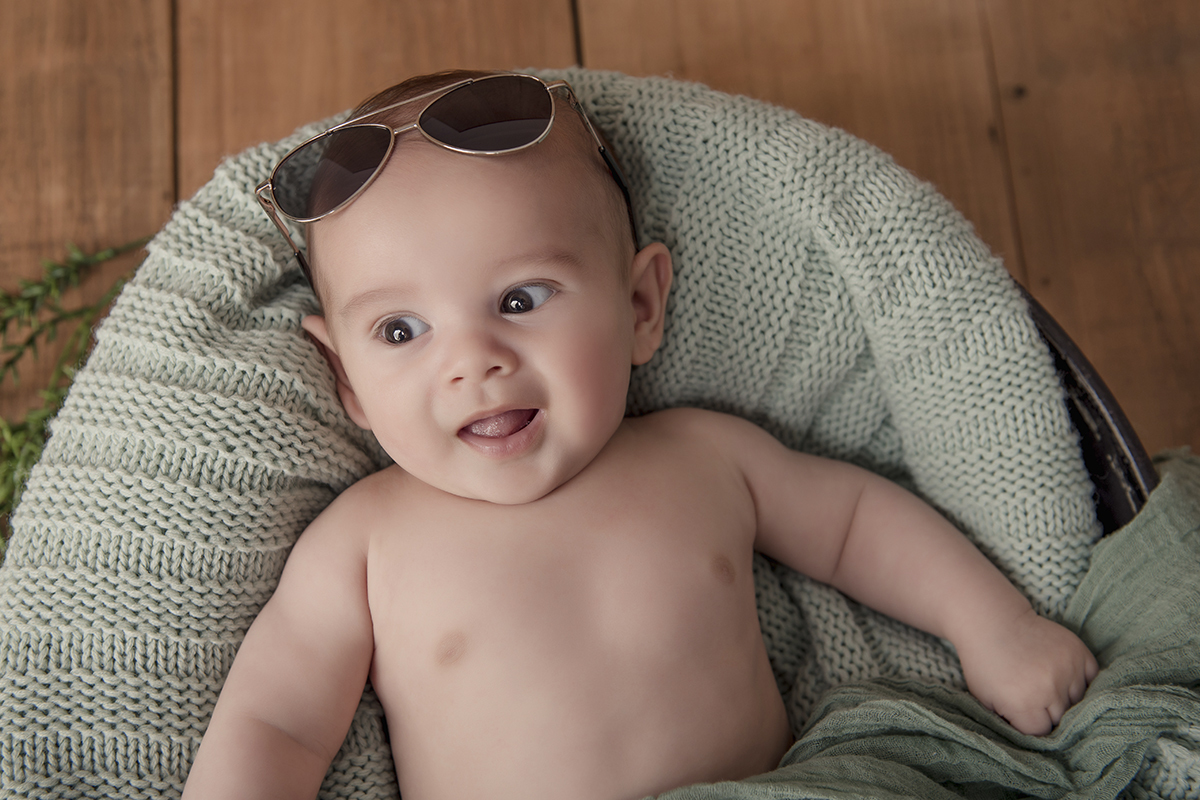 Foto de bebe em caxias do sul fotografa morgana perini bebe com oculos na testa tecidos verde