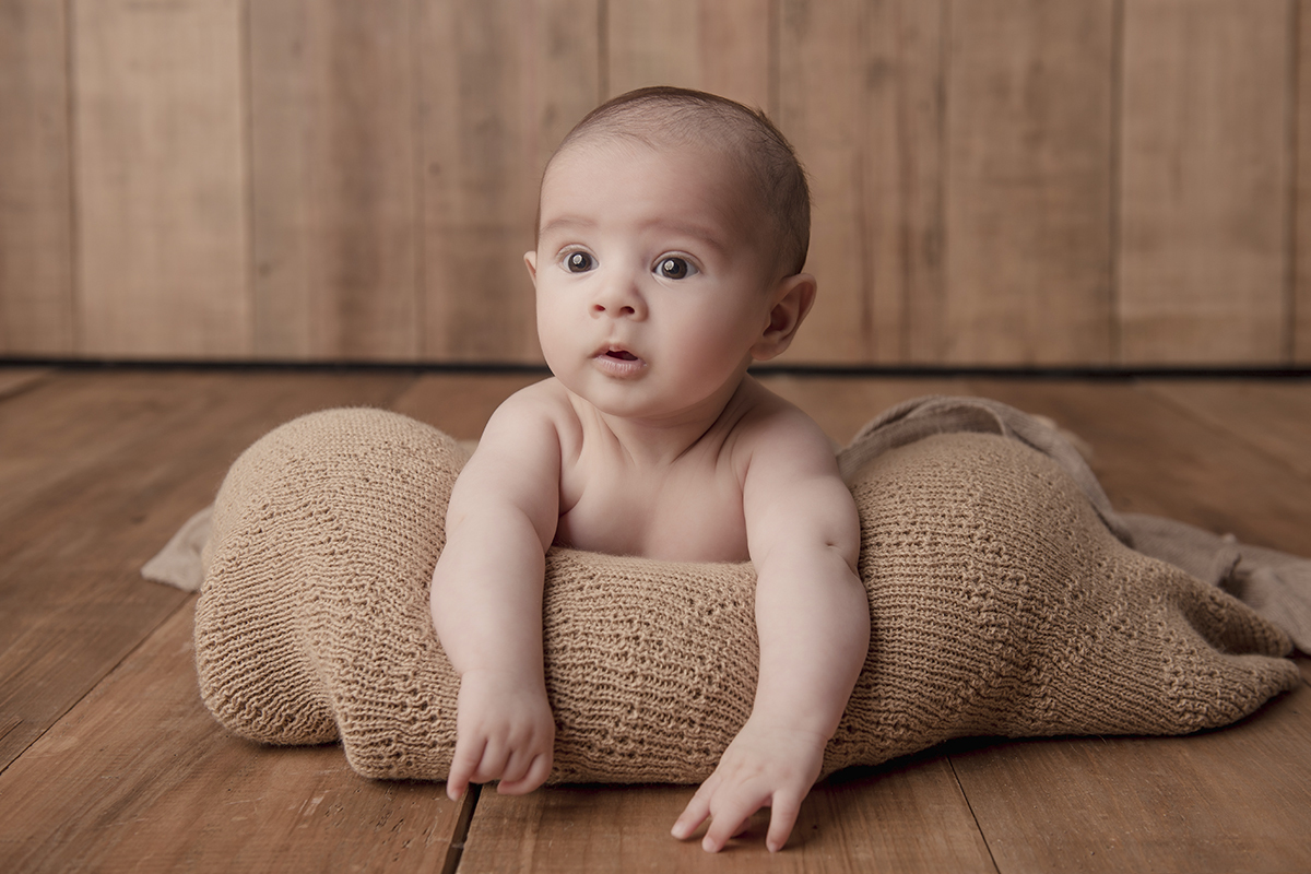 Foto de bebe em caxias do sul fotografa morgana perini bebe de bruços tecido marrom