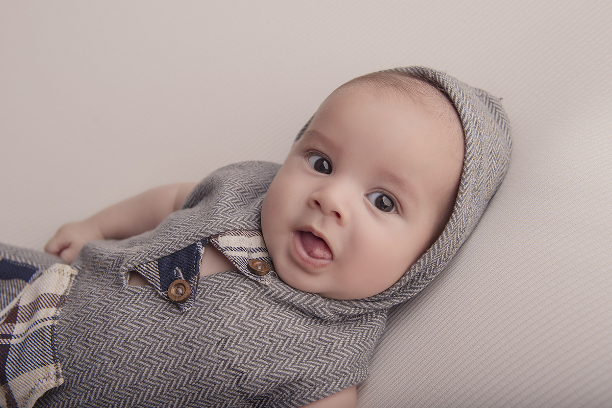 Foto de bebe em caxias do sul fotografa morgana perini bebe roupa cinza sorrindo