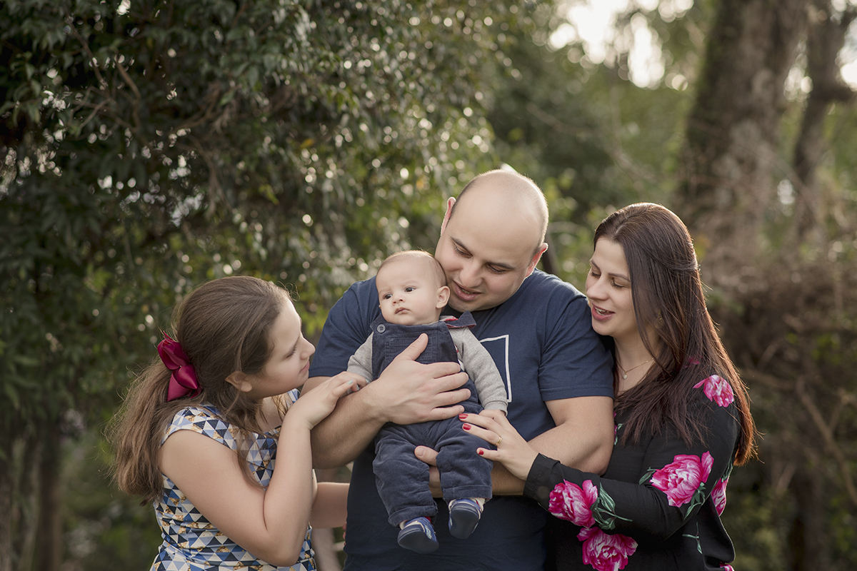 Foto de bebe em caxias do sul fotografa morgana perini familia unida pais e casal de filhos jardim