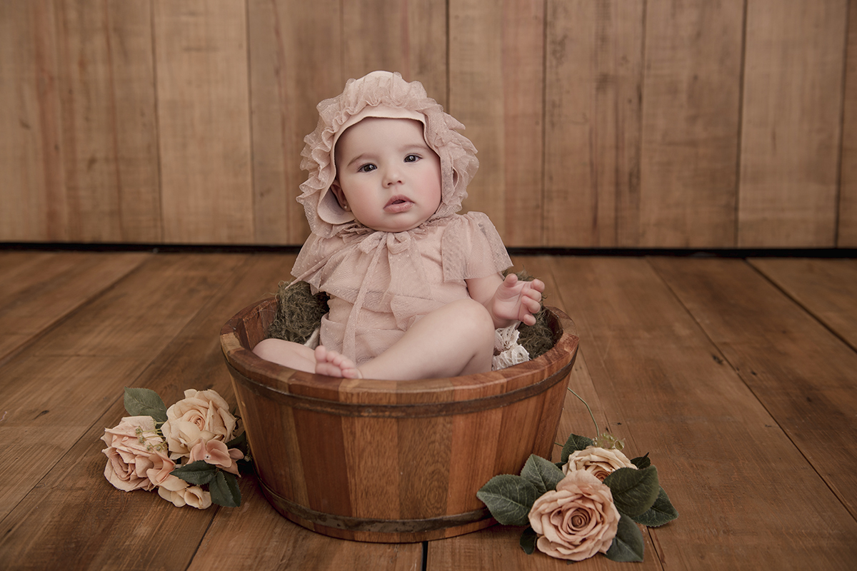 Foto de bebe em caxias do sul fotografa morgana perini menina vestida de rosa antigo com flores