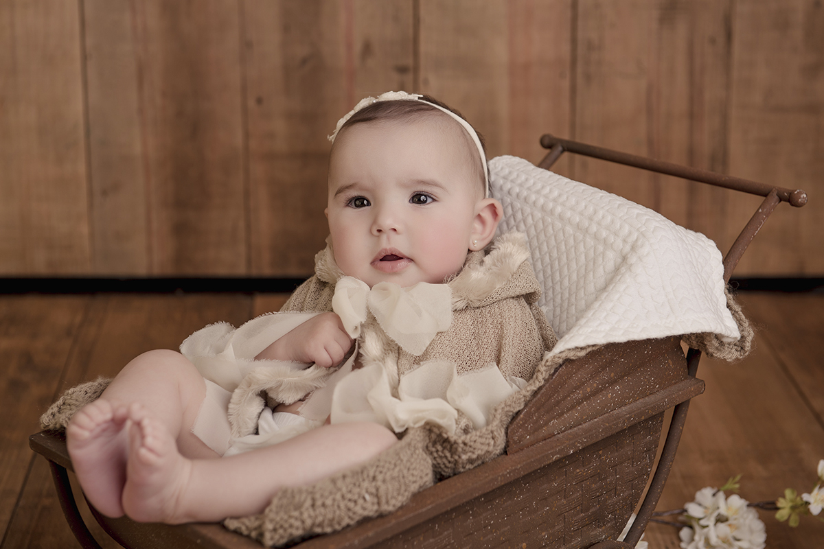 Foto de bebe em caxias do sul fotografa morgana perini menina carrinho de madeira marrom
