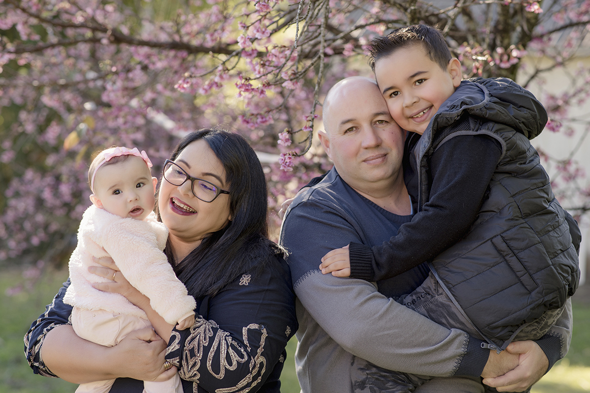 Foto de bebe em caxias do sul fotografa morgana perini familia com casal de filhos em frente arvore rosa