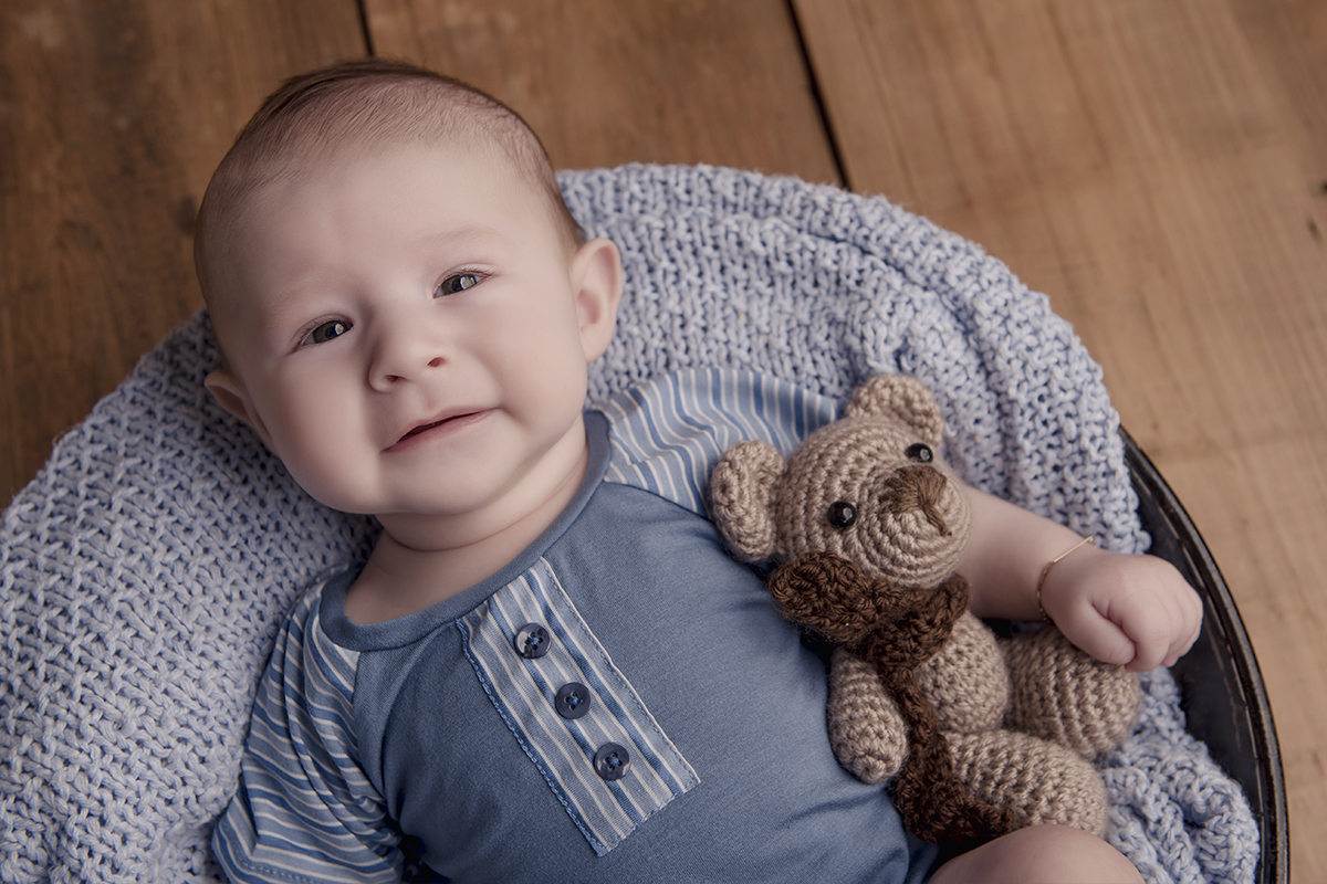 Foto de bebe em caxias do sul fotografa morgana perini bebe roupa azul com urso marrom