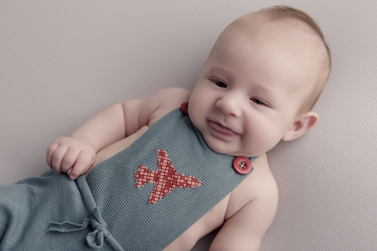 Foto de bebe em caxias do sul fotografa morgana perini bebe roupa esverdeada com laranja