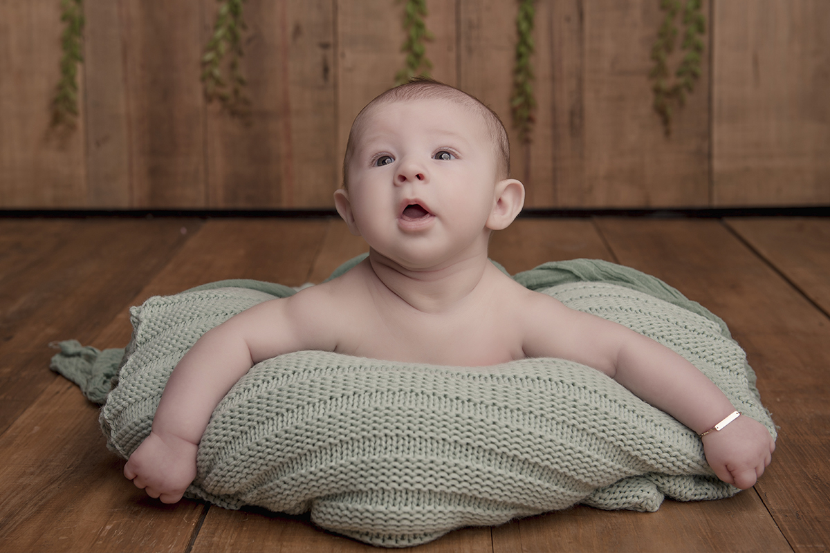 Foto de bebe em caxias do sul fotografa morgana perini bebe bruços tecido verd