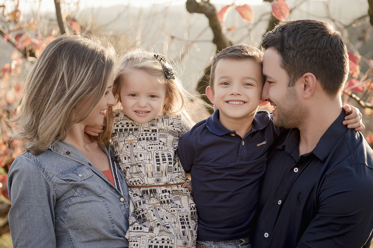 Foto de familia em caxias do sul fotografa morgana perini pais olhando para filhos arvores