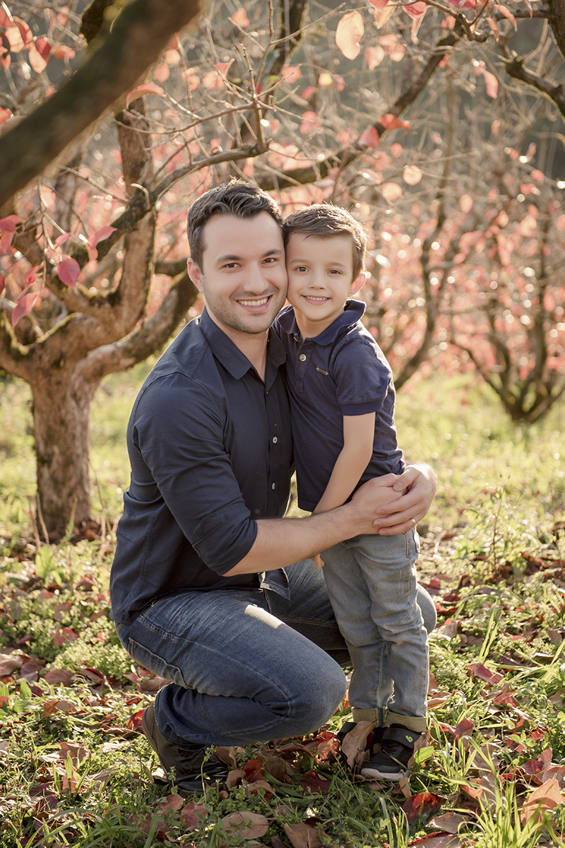 Foto de familia em caxias do sul fotografa morgana perini pai com abraçado em menino os dois de azul