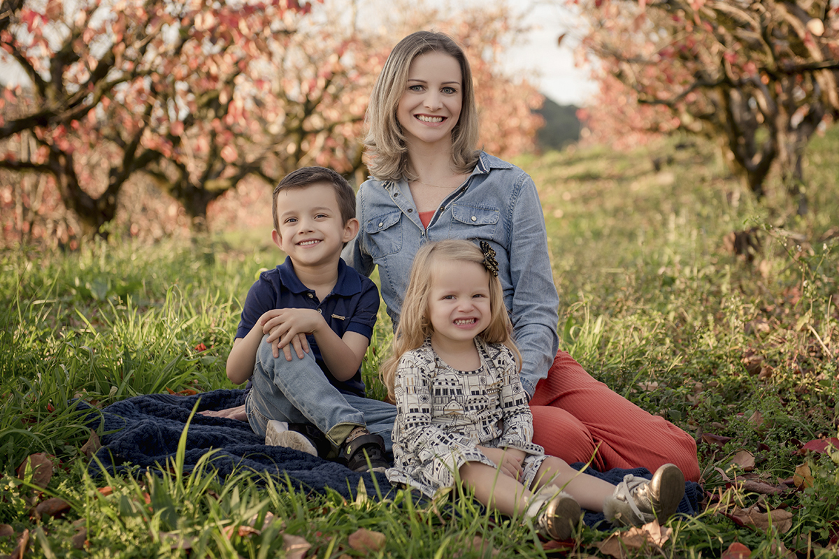 Foto de familia em caxias do sul fotografa morgana perini mae com casal de filhos arvores de pessego