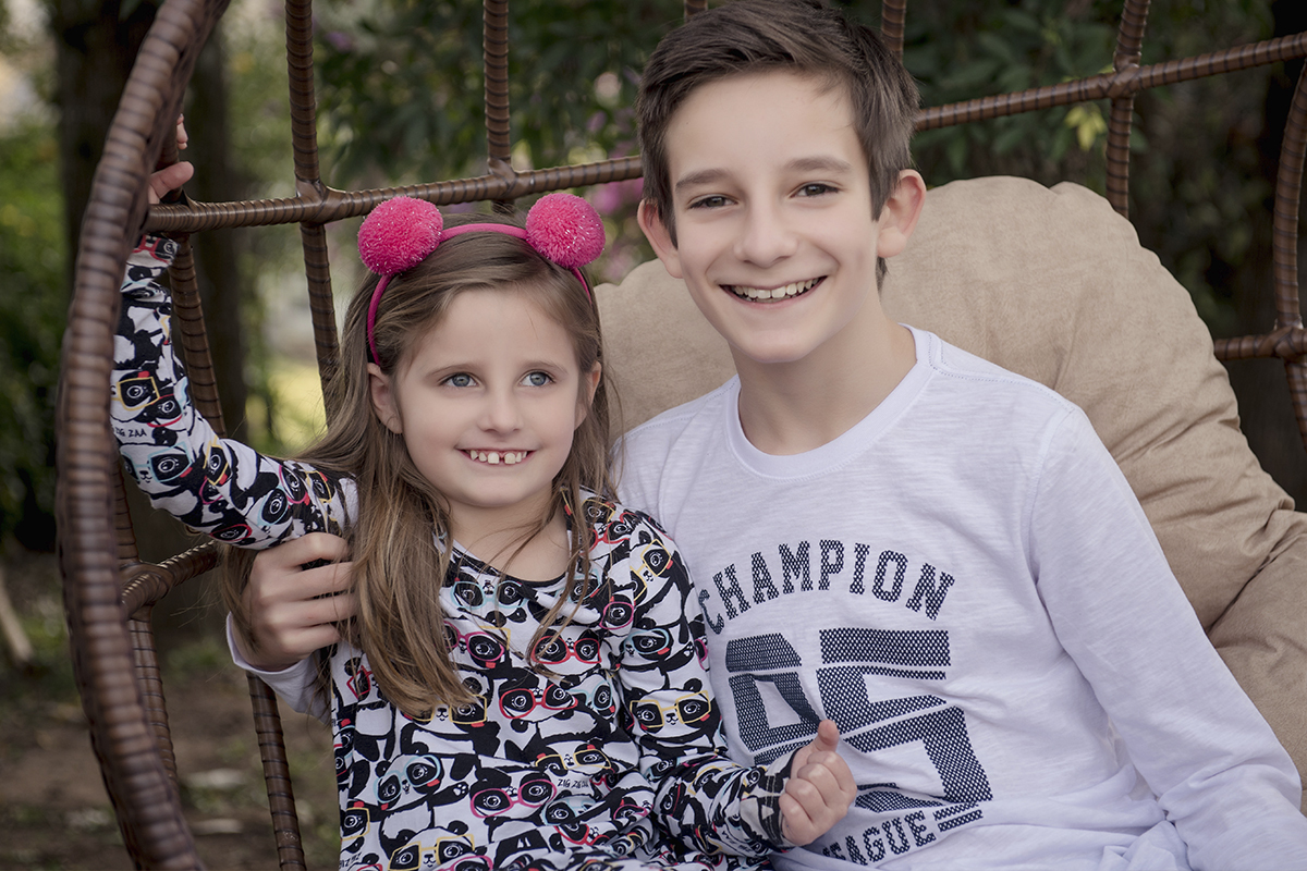 Foto de familia em caxias do sul fotografa morgana perini casal de irmaos no balanço
