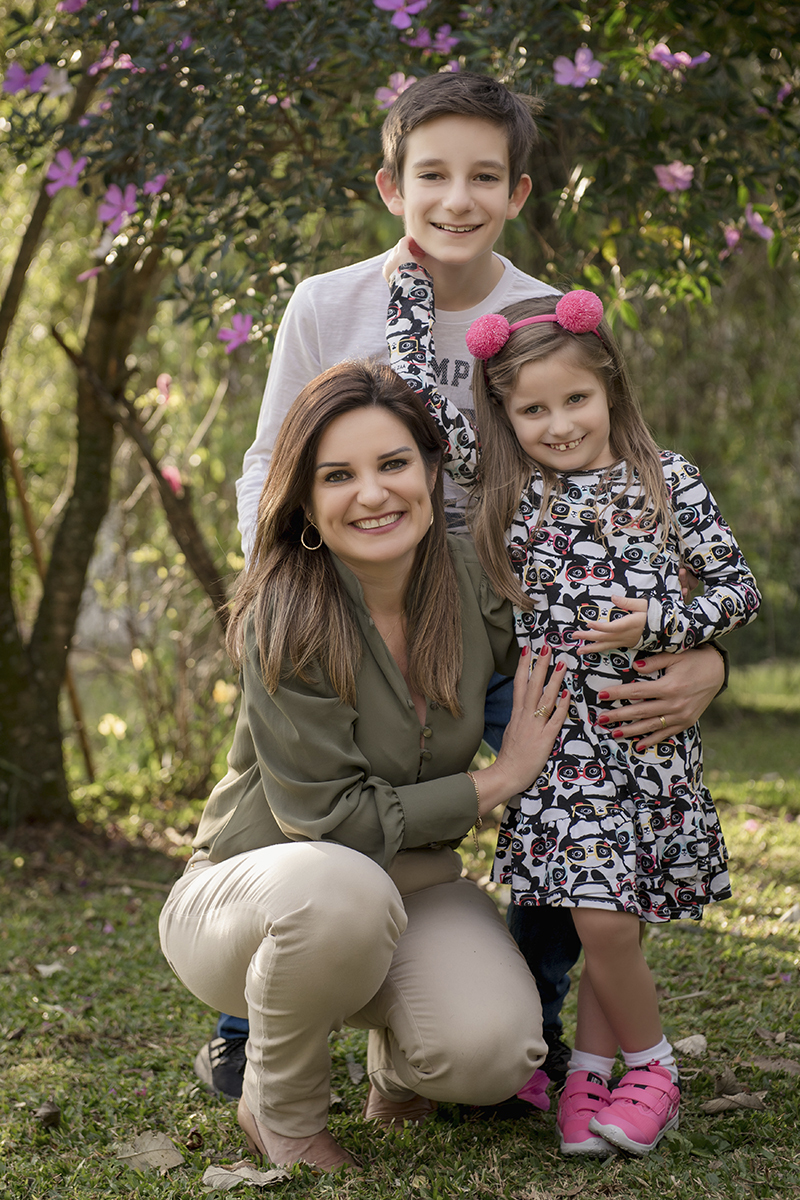Foto de familia em caxias do sul fotografa morgana perini mae com filhos arvores