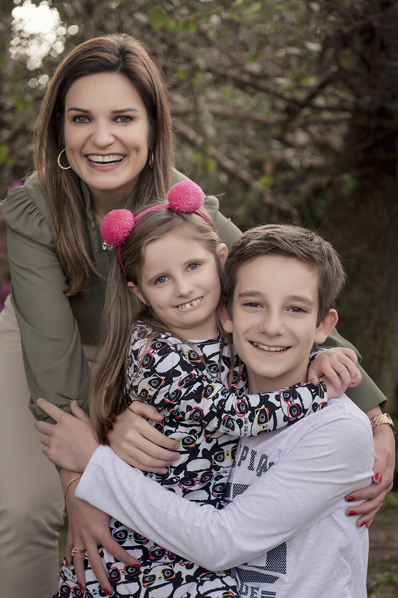 Foto de familia em caxias do sul fotografa morgana perini irma abraçada no pescoço do irmao com a mae