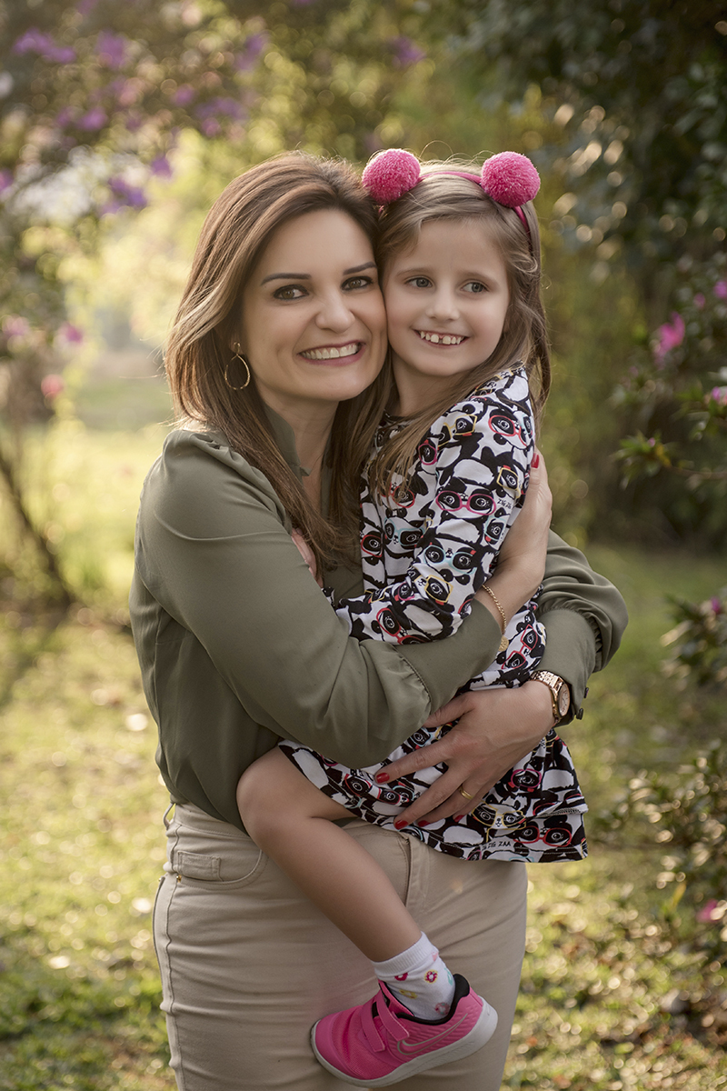 Foto de familia em caxias do sul fotografa morgana perini mae com filha vestido estampando
