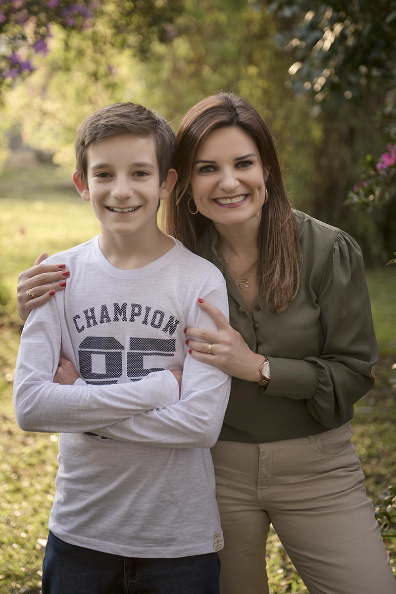 Foto de familia em caxias do sul fotografa morgana perini mae com filho verde e branco blusas