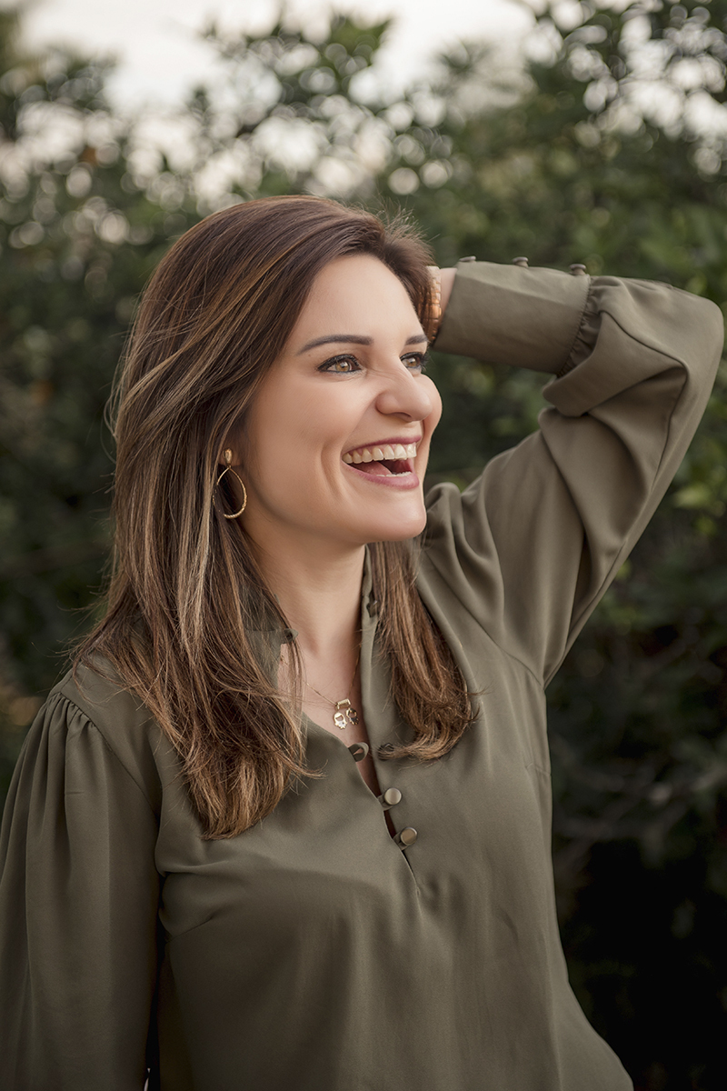 Foto de familia em caxias do sul fotografa morgana perini mulher sorrindo mao na cabeça