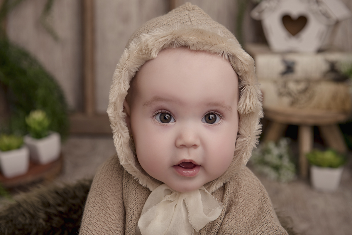 Foto de bebe em caxias do sul fotografa morgana perini menina com touca felpudinha