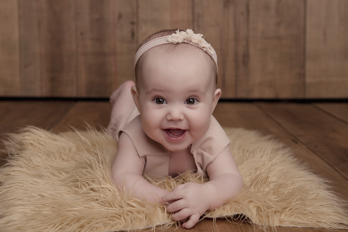 Foto de bebe em caxias do sul fotografa morgana perini menina de bruços