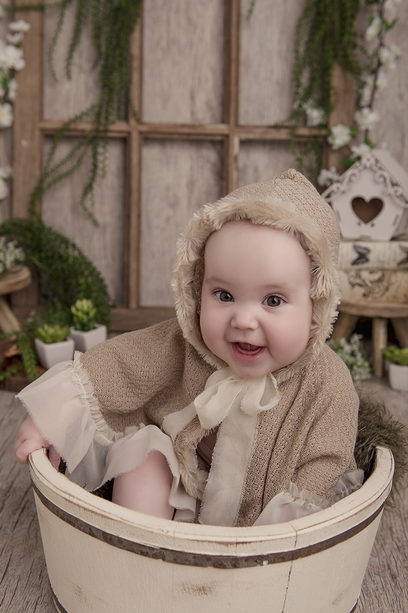 Foto de bebe em caxias do sul fotografa morgana perini menina sorrindo sentada de lado