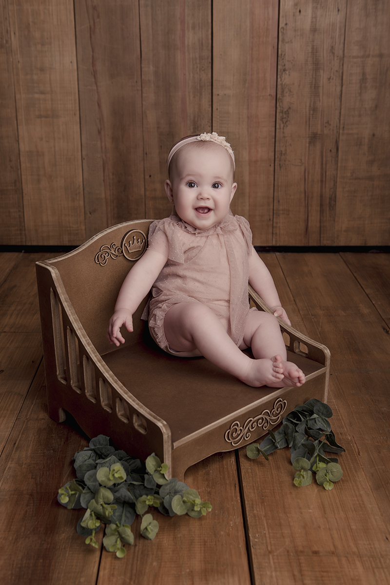 Foto de bebe em caxias do sul fotografa morgana perini menina sentada cadeira marrom