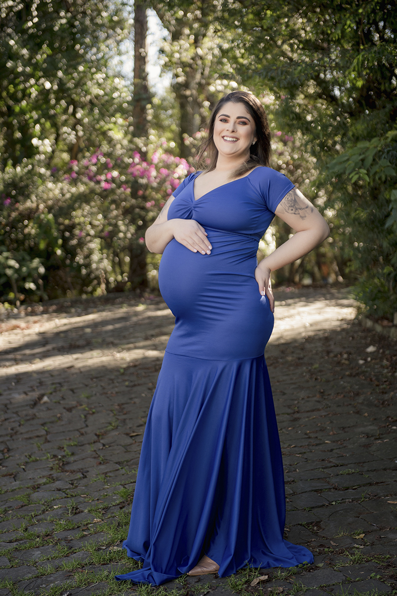 Foto de gestante em caxias do sul fotografa morgana perini mulher vestido azul mao barriga e costas