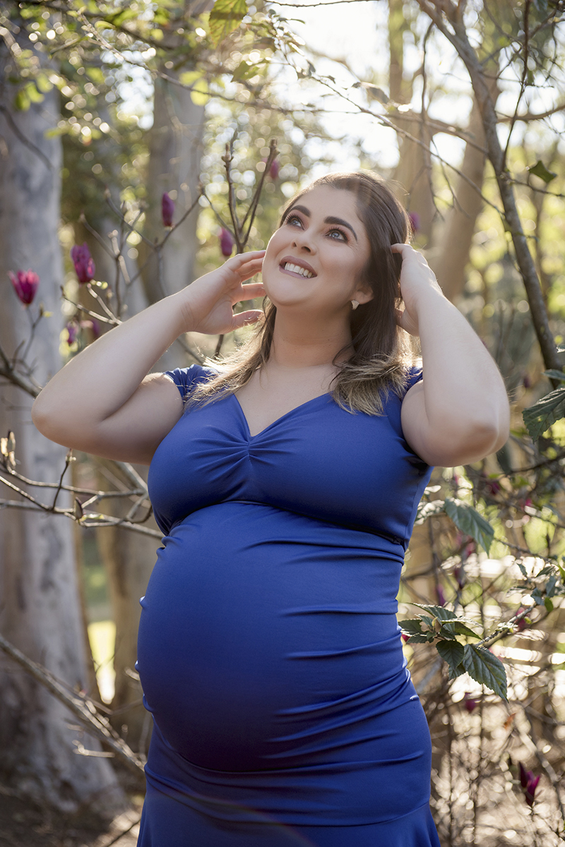 Foto de gestante em caxias do sul fotografa morgana perini vstido azul mulher bonita sorrindo 